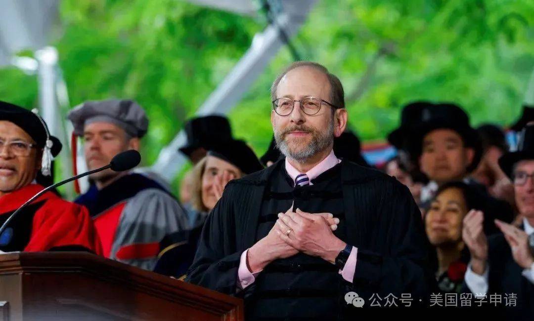 讲的中国女生蒋雨融来自青岛英高毕业本科就读于杜克ayx爱游戏app震撼全场！史上首位在哈佛毕业演(图2)
