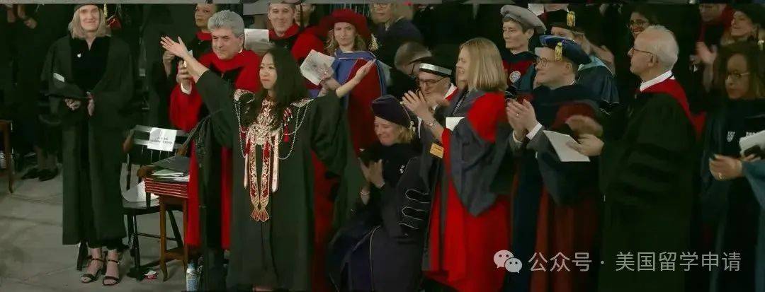 讲的中国女生蒋雨融来自青岛英高毕业本科就读于杜克ayx爱游戏app震撼全场！史上首位在哈佛毕业演(图4)