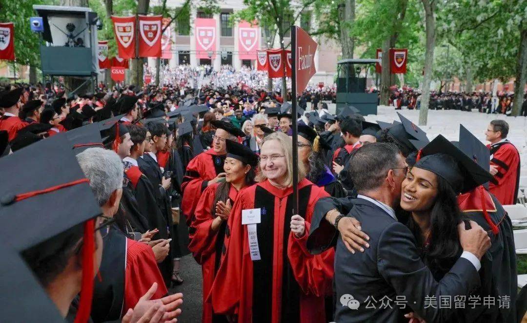 讲的中国女生蒋雨融来自青岛英高毕业本科就读于杜克ayx爱游戏app震撼全场！史上首位在哈佛毕业演(图6)